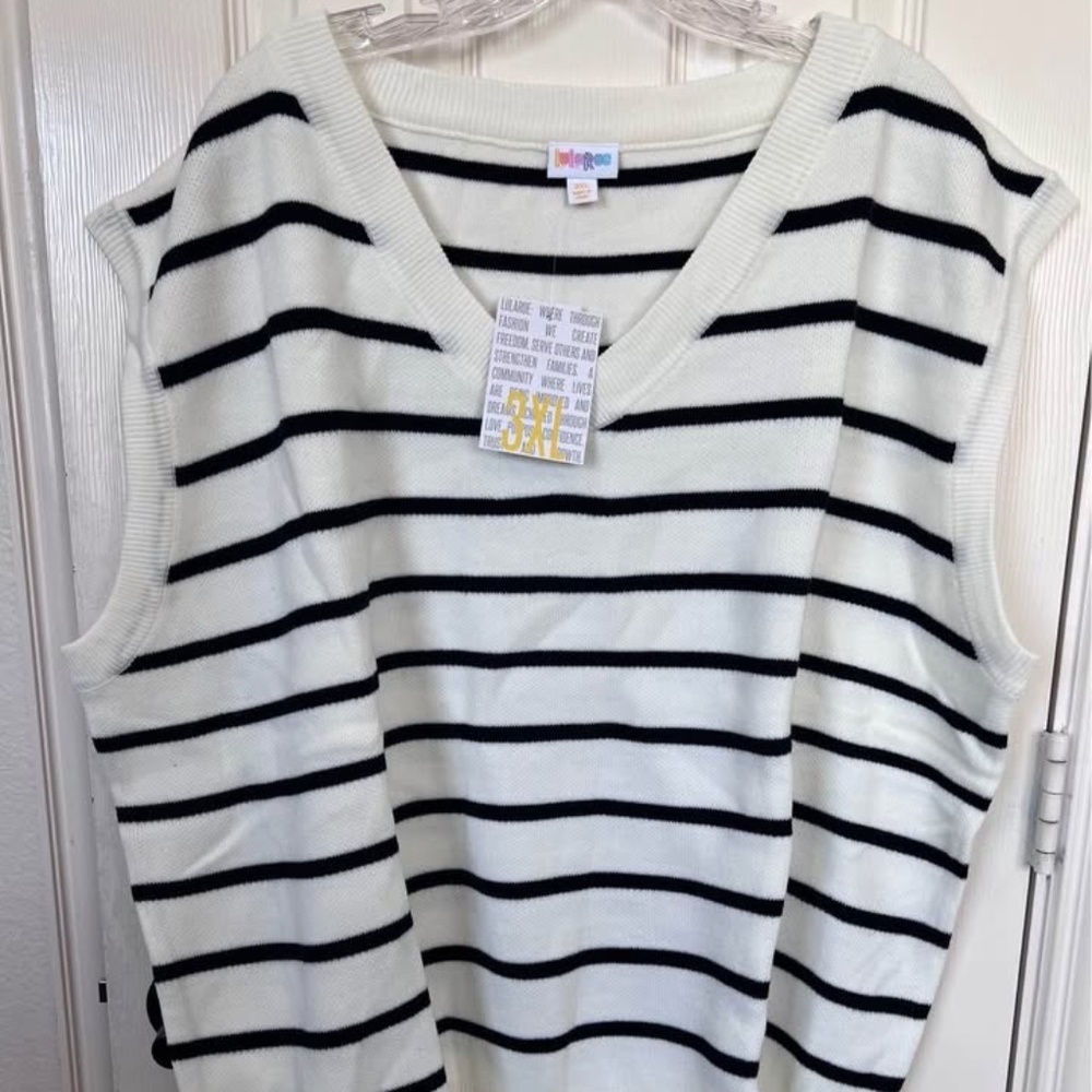 NWT Cozy White & Black Sweater Vest 3XL

3XL 26-28